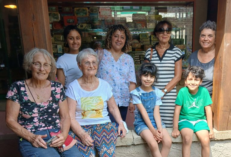 Groupe d’adultes, de seniors et d’enfants lors d’une sortie dans les Vosges