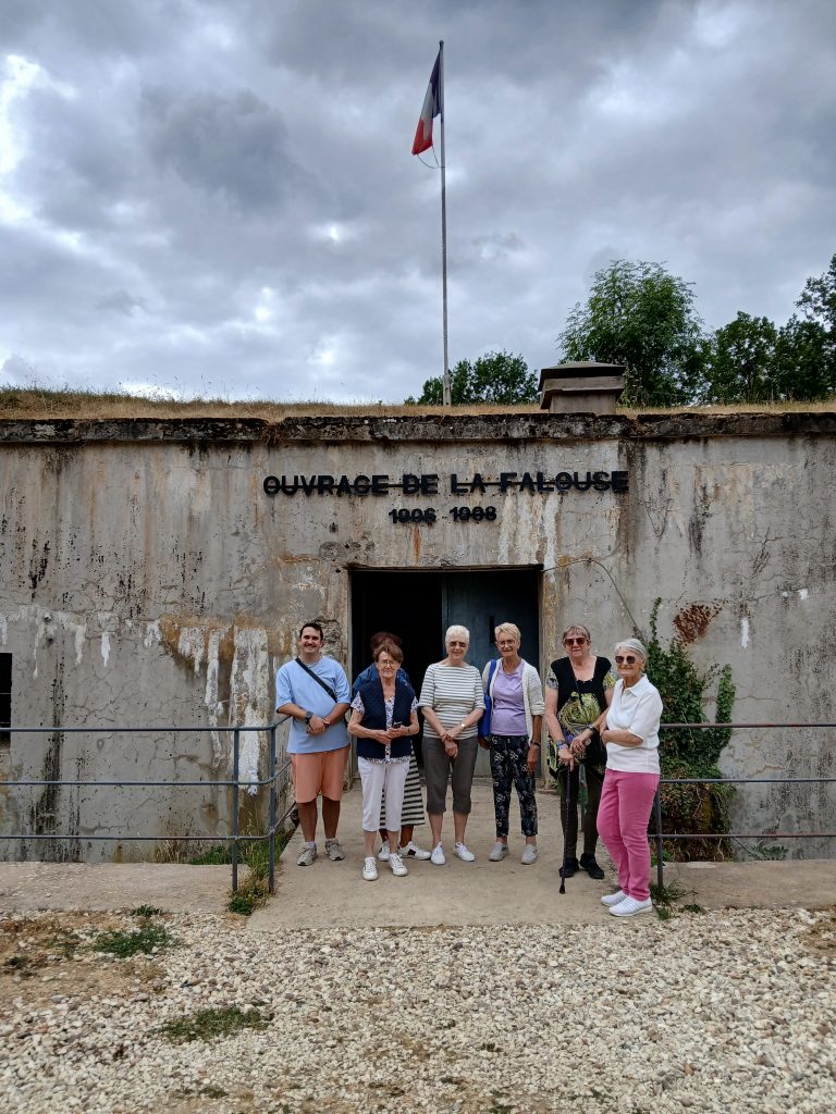 Groupe de seniors devant l’entrée de l’ouvrage de la Falouse à Verdun