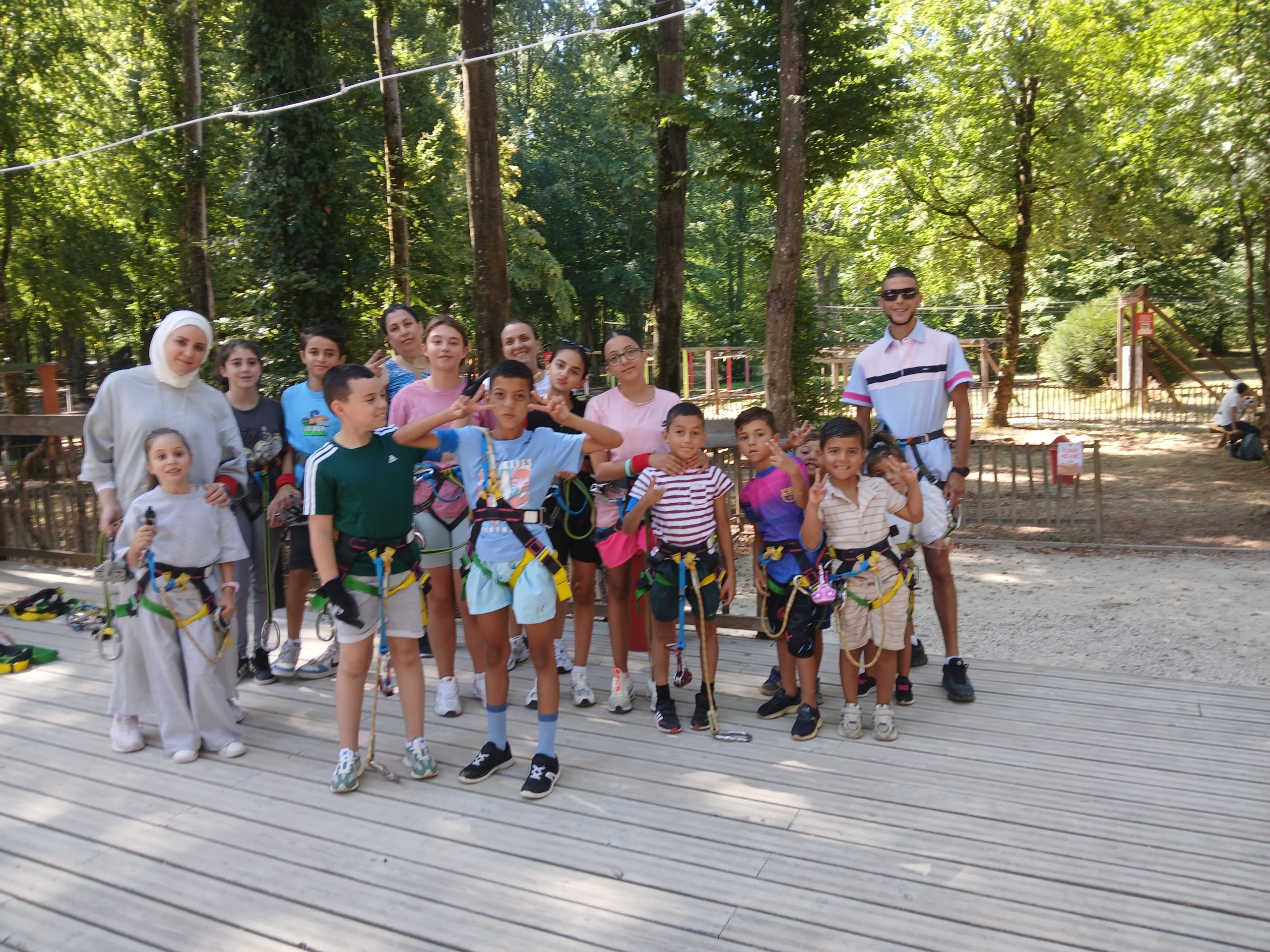 Familles réunies avec leurs équipements d’accrobranche à Velaine Aventures