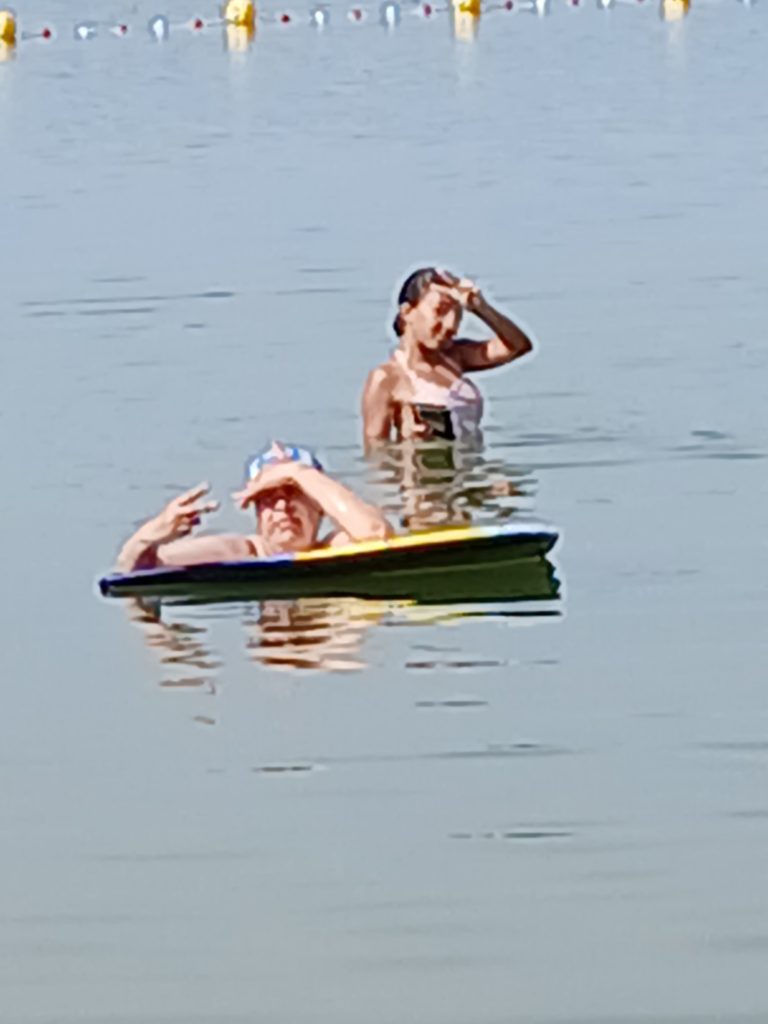 Deux participantes se baignant dans le lac de Madine