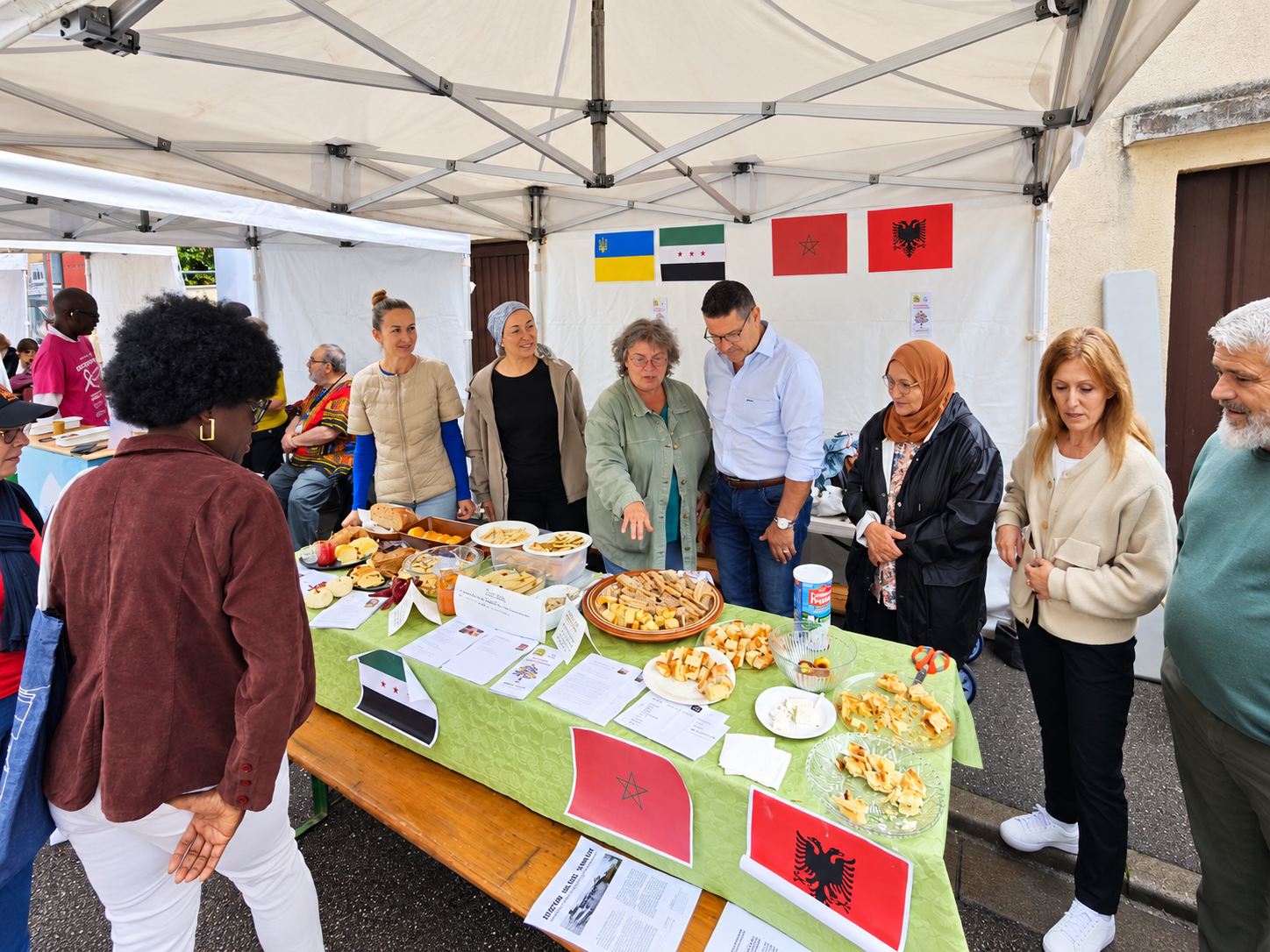 Les visiteurs découvrent les pains, gâteaux et spécialités du stand