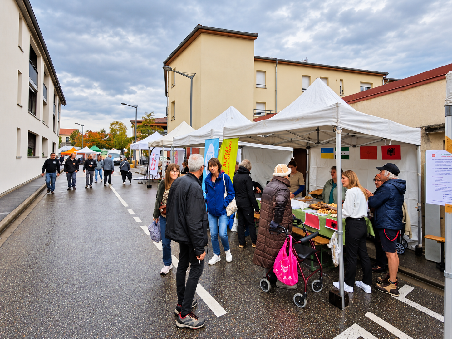 Le stand du Centre Social parmi les chapiteaux de la Fête des Pains à Malzéville
