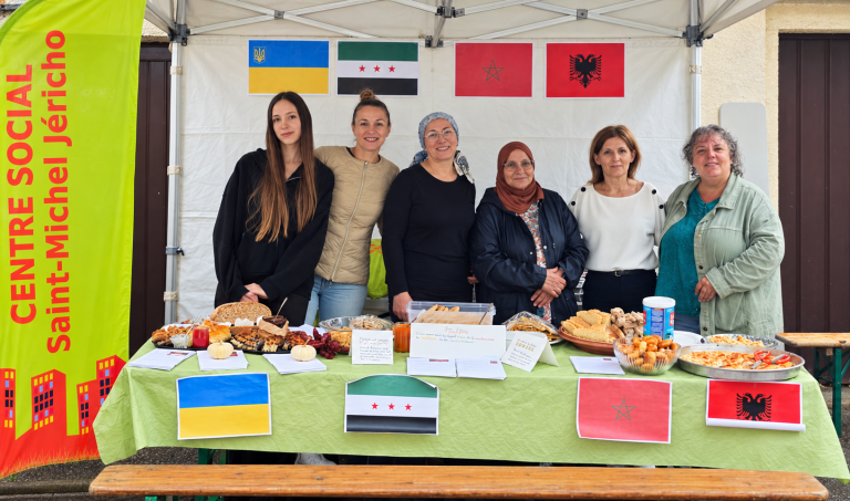 Les participantes réunies derrière la table du Centre Social à la Fête des Pains