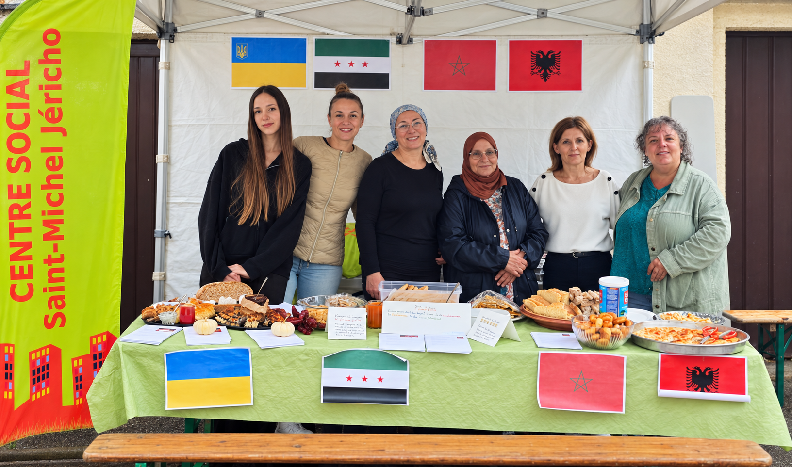 Les participantes réunies derrière la table du Centre Social à la Fête des Pains