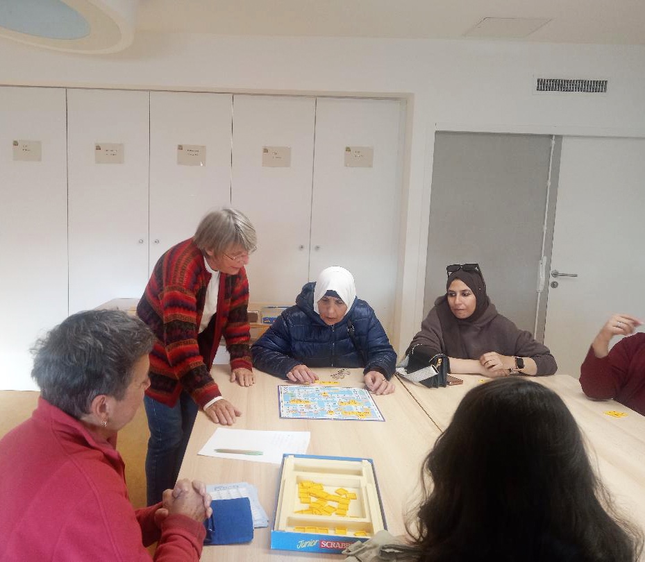 Un jeu de lettres pendant l’atelier FLE.