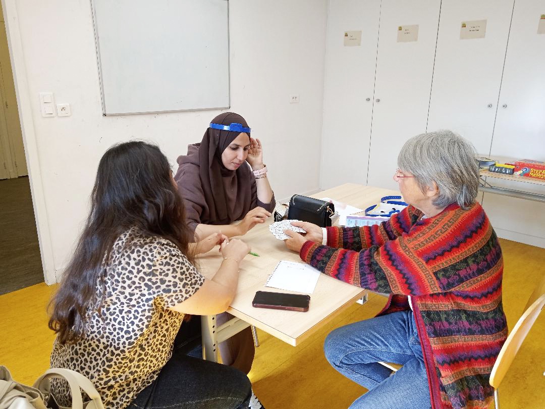 Une partie de cartes pendant l’atelier FLE.
