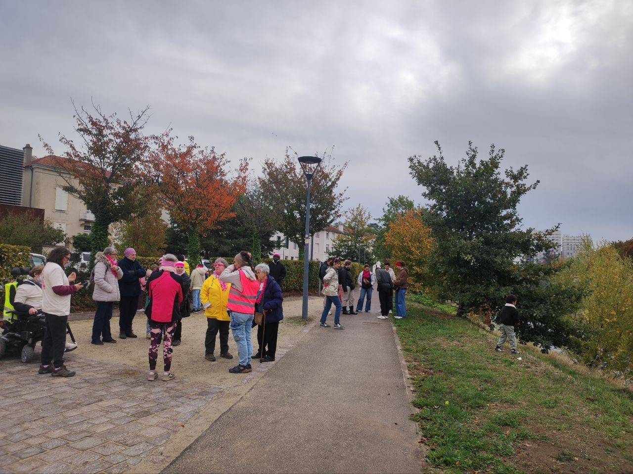 Un moment convivial au bord de la Meurthe pendant la sortie Octobre Rose à Saint-Max.