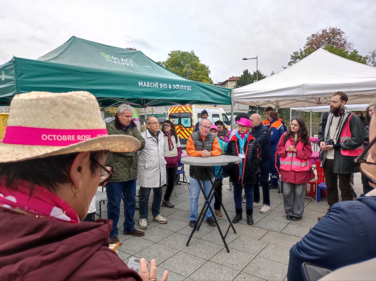 Les participants réunis sur le marché Place à VivreS à Saint-Max pour Octobre Rose.