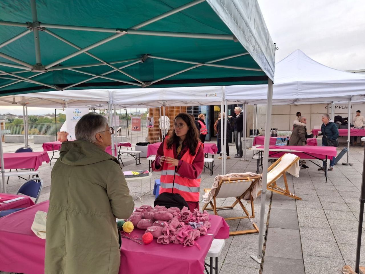 Échanges autour du stand Octobre Rose sur le marché Place à VivreS à Saint-Max.
