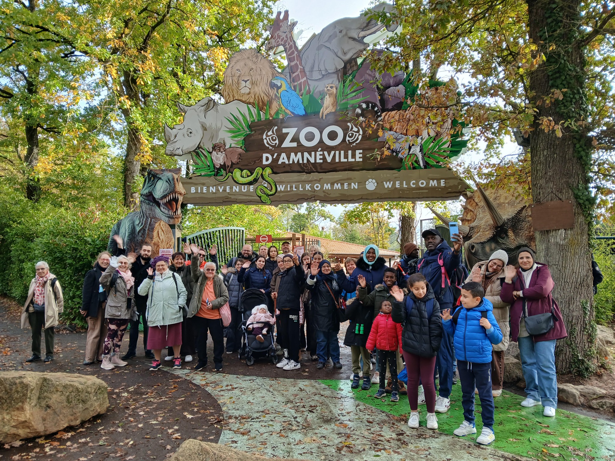 Familles et participants réunis devant l’entrée du zoo d’Amnéville.